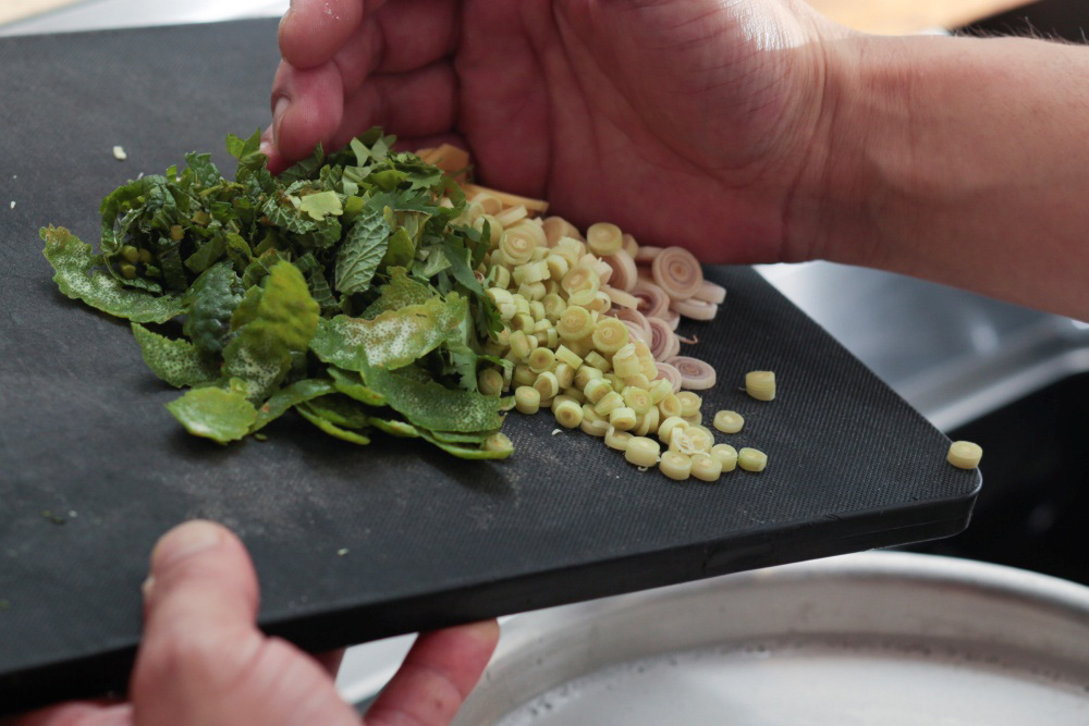 ［３］パンナコッタ用のハーブを刻む