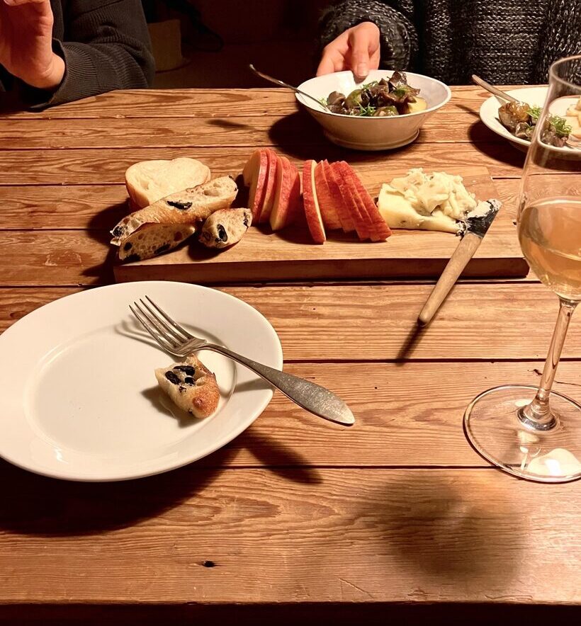 昼間の来客にもアペロ式を活用する。バゲットのような細長いパンは、捻ってあったりカンパーニュ生地だったりシード類が入っていたりとバラエティに富んでいる今日この頃。