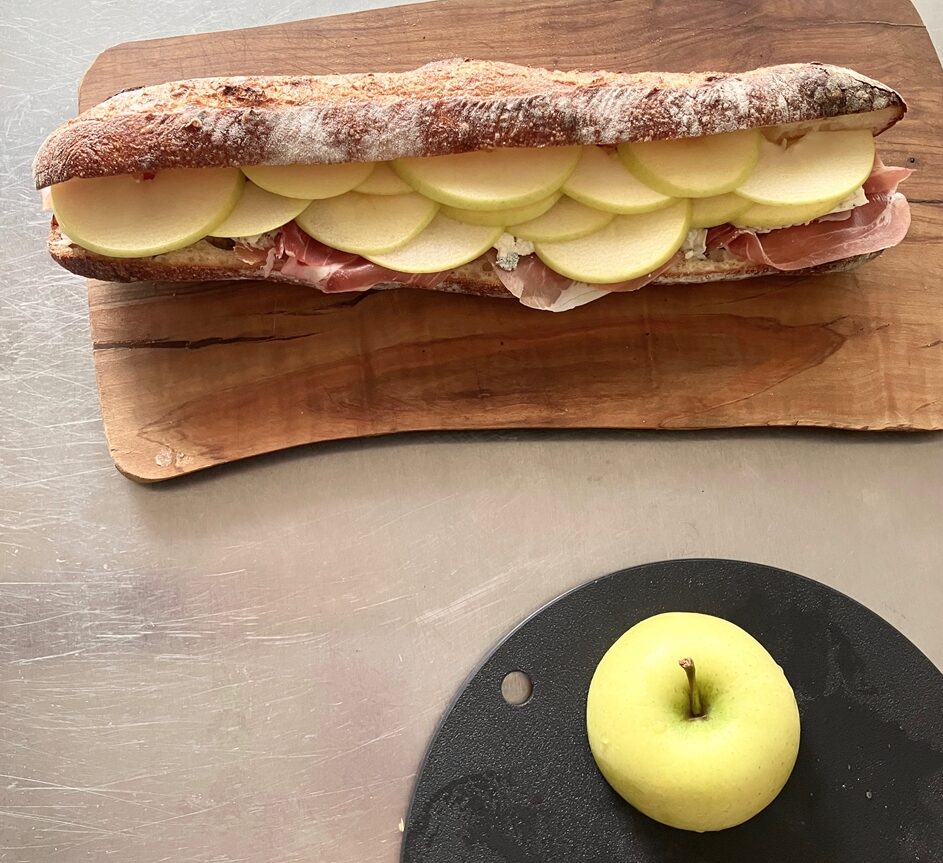 青りんごも色々と種類が増えた中、やや未熟な「トキ」やクッキングアップルとされる「グラニースミス」が合う。