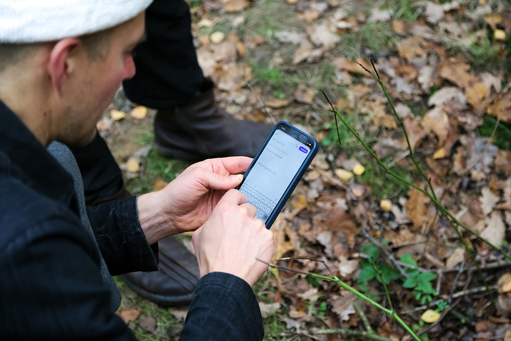 仲間と共有する様子