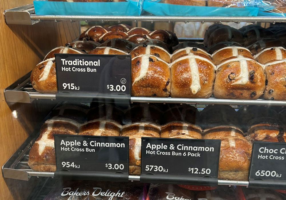 消費者団体が食べ比べ。イースター商戦を勝ち抜いた「ホットクロスバンズ」とは？