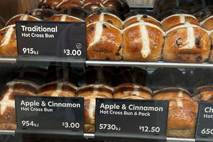 消費者団体が食べ比べ。イースター商戦を勝ち抜いた「ホットクロスバンズ」とは？