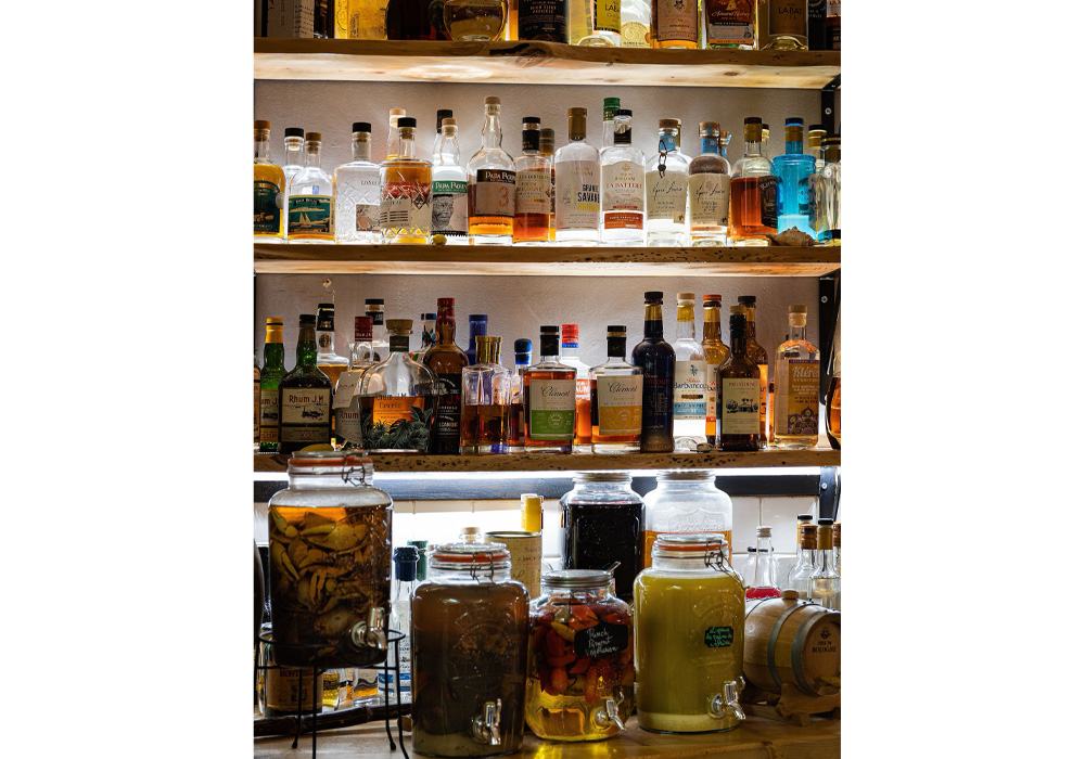 カウンターには果実やスパイスを漬け込んだ自家製ラムも