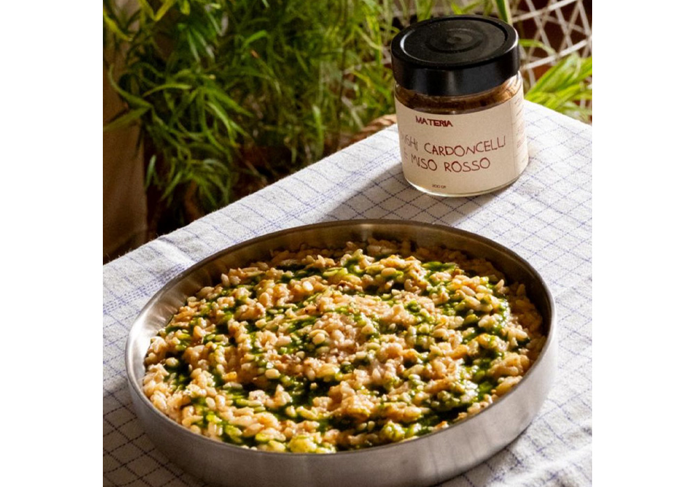 カルドンチェッリと赤味噌のパテを使ったリゾット