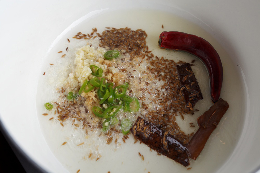 ［４］香味野菜を加える（中弱火）