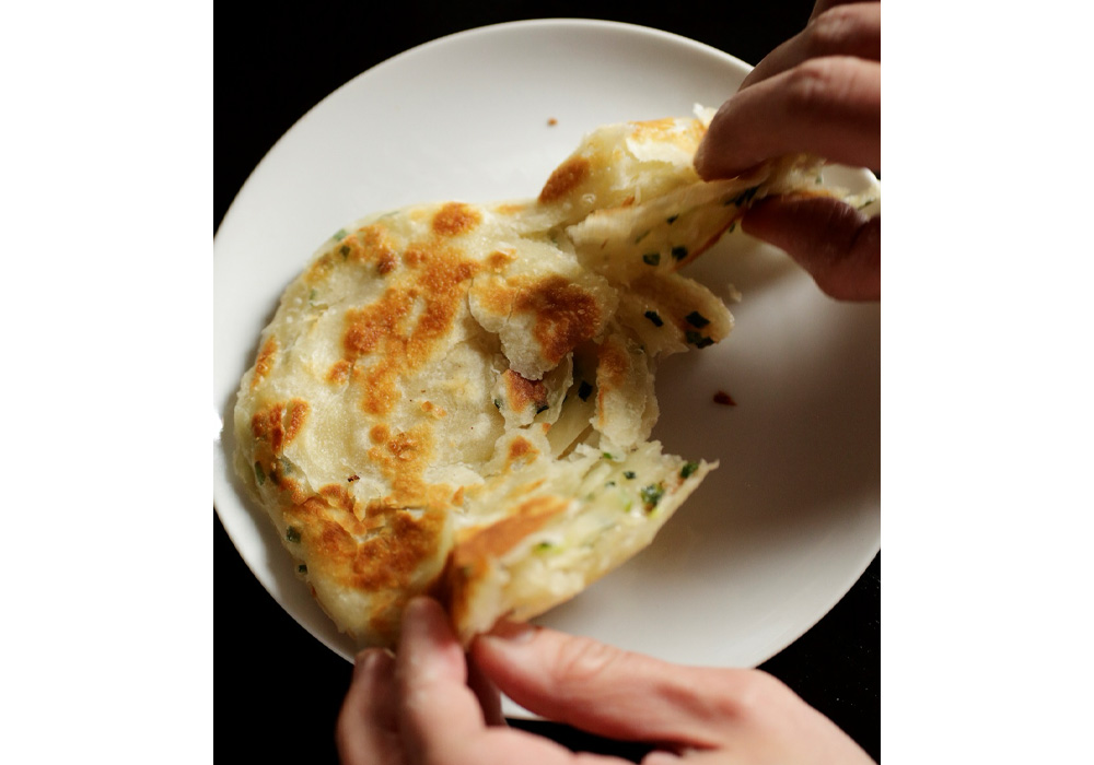 葱油餅は焼きたてを手でちぎって