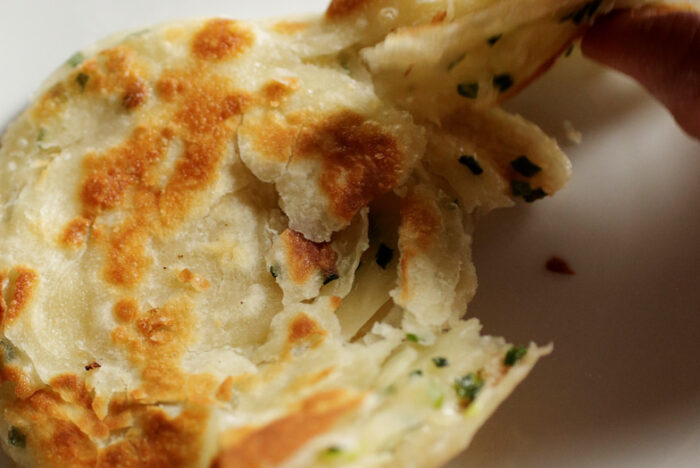 サクサク、もちもち。台湾のストリートフード「葱油餅（ツォンヨウピン）」