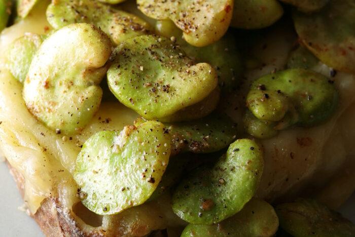 発酵由来の旨味と香りで酒が進む「ソラマメのタルティーヌ 腐乳フレーバー」