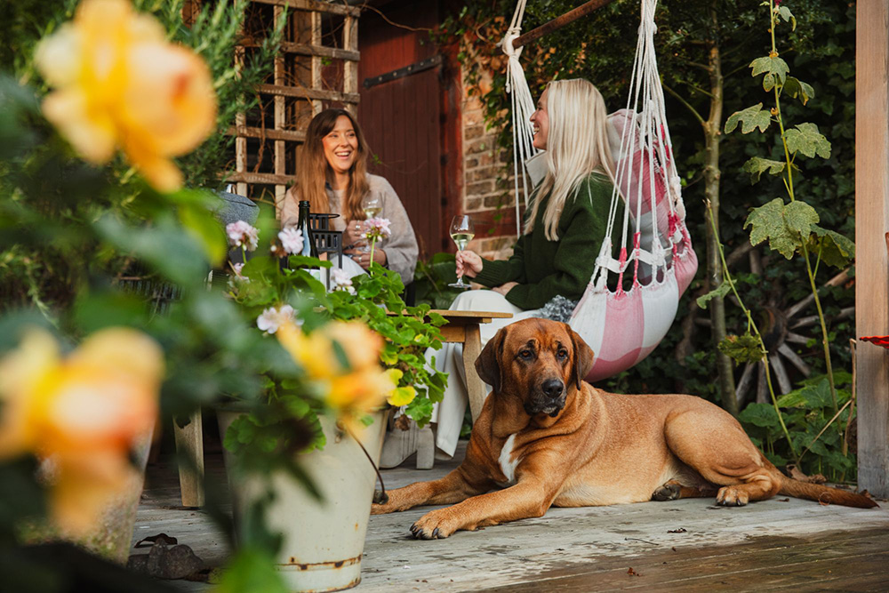 様々な果樹や花が咲き乱れる庭