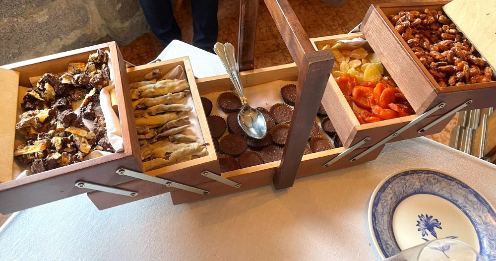 古い裁縫箱に食後のプチフールを盛り付けて