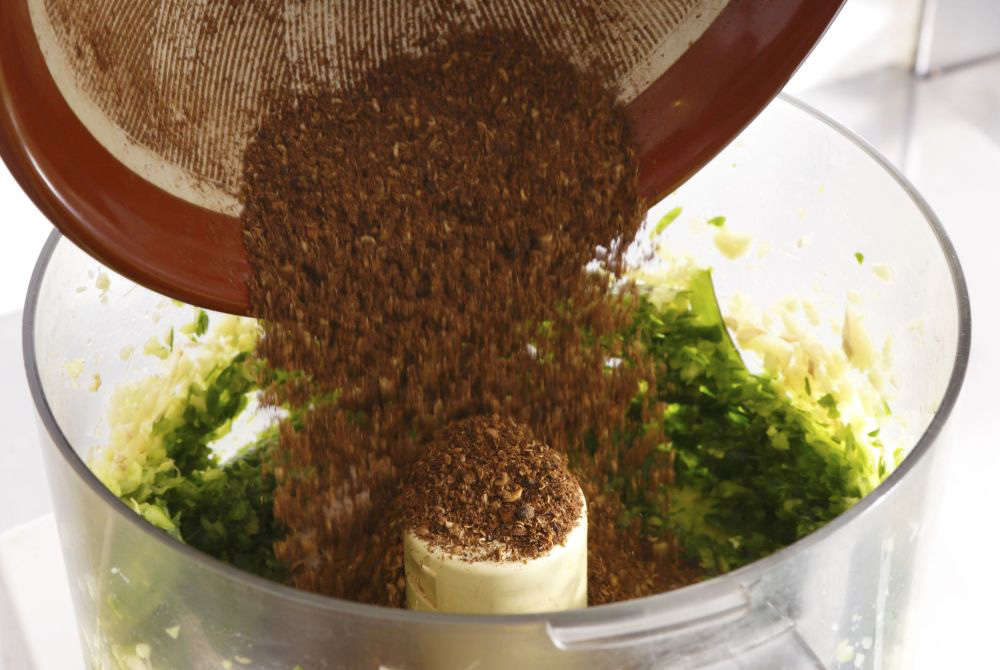 ［４］花椒を加え、椒麻醤完成