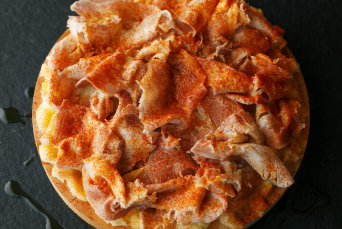 加熱前のマリネで、しっとりピンク色の仕上がりへ。スペインの自家製「ボイルハム」