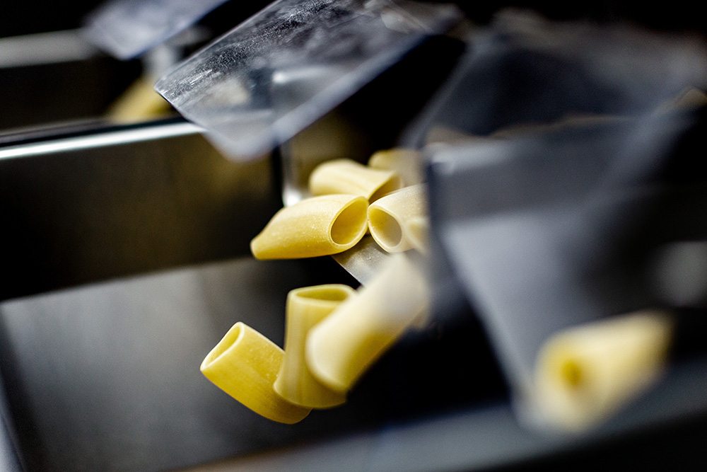 ショートパスタの製造の様子