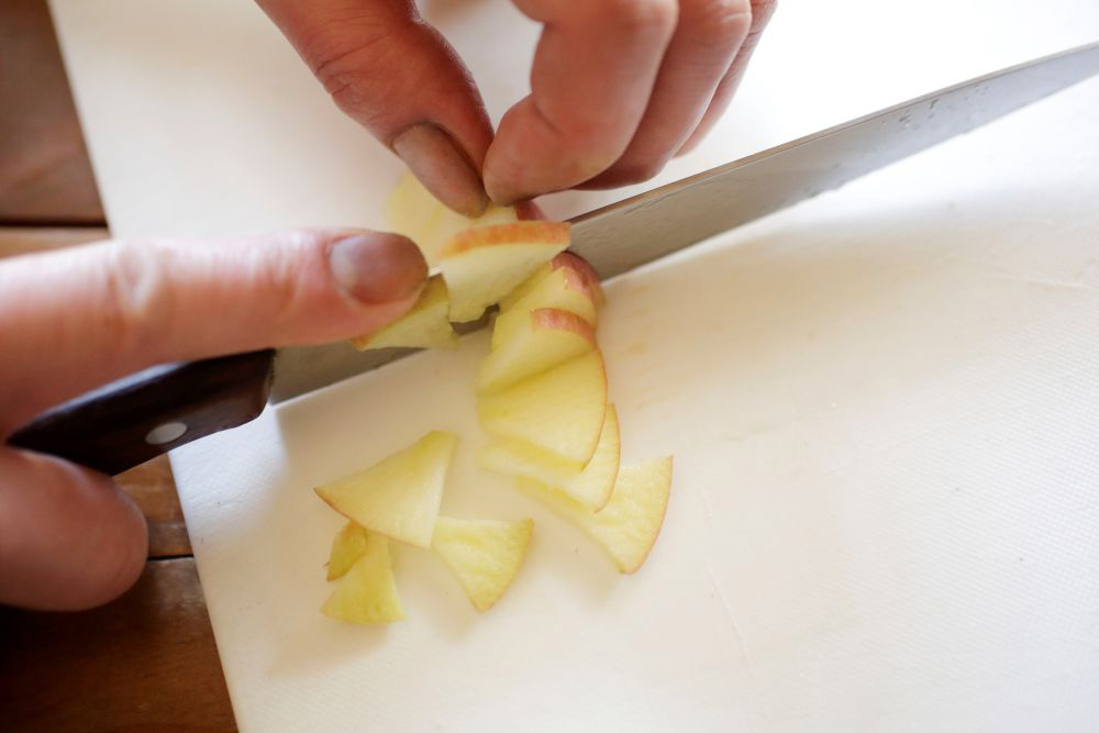 ［５］香味野菜とリンゴを刻む