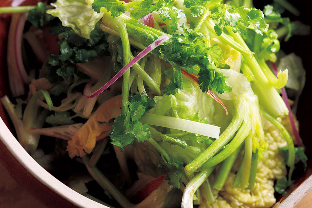 シャキシャキ食感で辛さをクールダウン「季節の香り野菜サラダ」