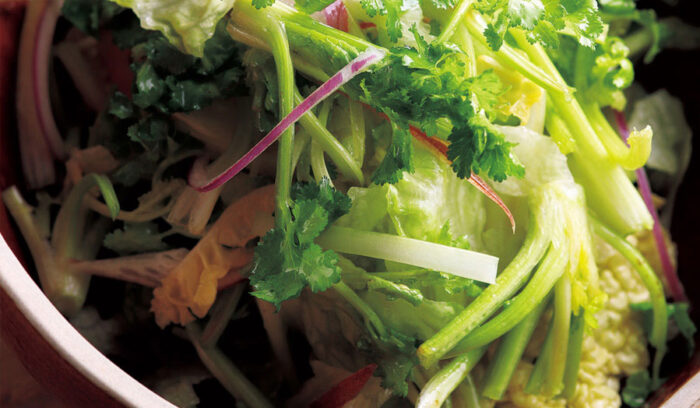 突き抜ける辛さを、シャキシャキ食感でクールダウン「季節の香り野菜サラダ」