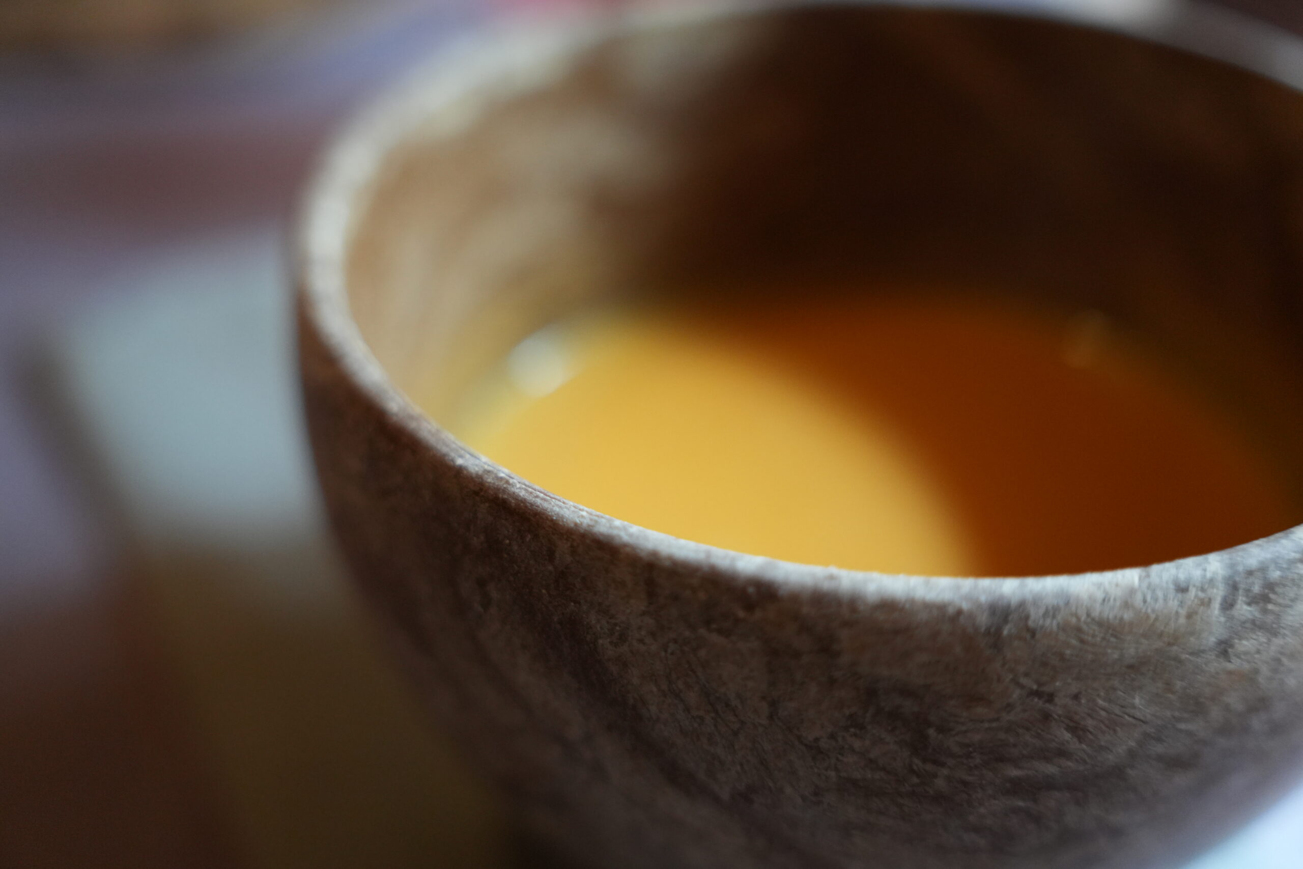 ククサ（kuksa）は、サーミの伝統手工芸の一つで、移動を伴う野外では木は冬でも冷たくならず、熱い飲み物を飲んでも、唇を火傷しない。初めて使うときには、木目を閉じるためにアルコールを注ぐのが慣わし。