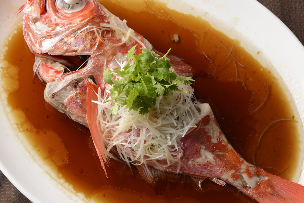 熱々のオイルで魅惑のソースに「清蒸鮮魚」