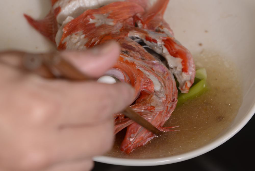 ［９］皿の水分を捨てる